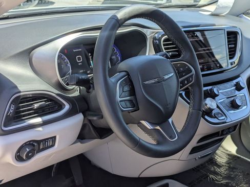 Used 2024 Chrysler Pacifica Touring-L FWD image 14