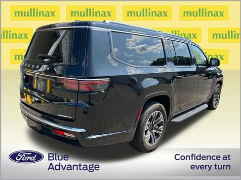 Used 2023 Jeep Wagoneer L Series II RWD image 2