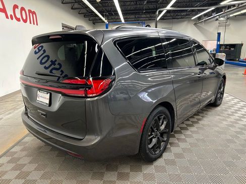 Used 2022 Chrysler Pacifica Touring-L w/ S Appearance Package FWD image 8