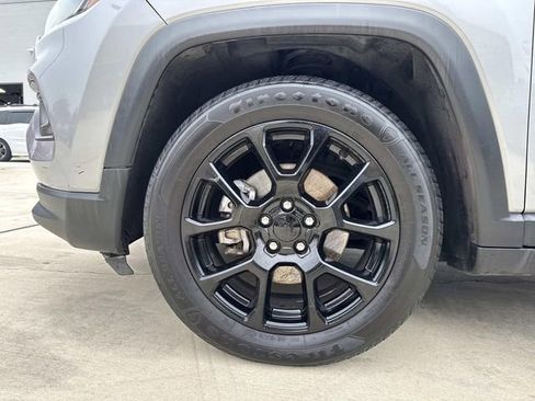 Used 2022 Jeep Compass Altitude FWD image 4