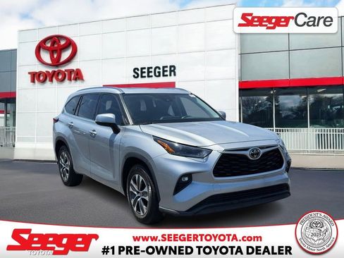 Used 2021 Toyota Highlander XLE FWD image 1