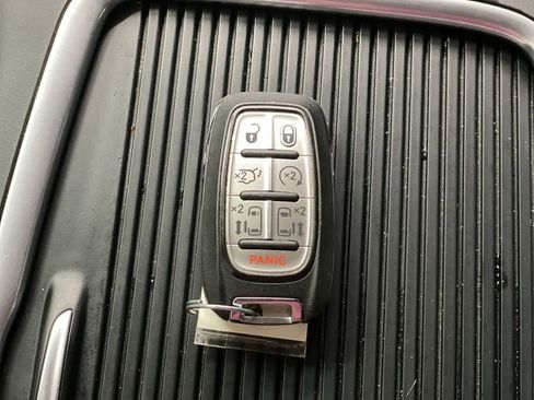 Used 2024 Chrysler Pacifica Touring-L image 32