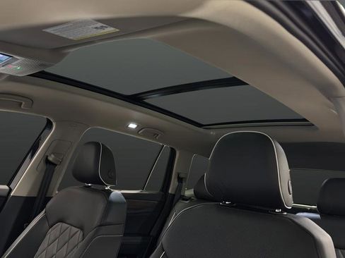 Used 2025 Volkswagen Atlas SEL Premium R-Line image 12