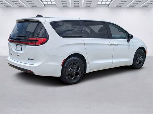 Used 2024 Chrysler Pacifica Limited FWD image 5