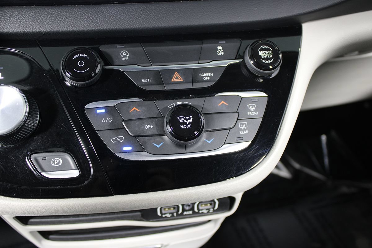 Used 2023 Chrysler Voyager LX FWD image 17
