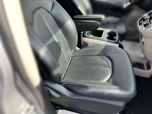 Used 2024 Chrysler Pacifica Touring-L FWD image 26