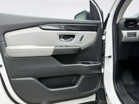 Used 2025 Honda Pilot Elite image 9