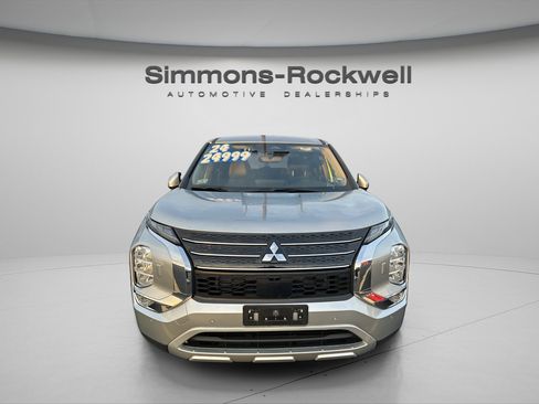 Used 2024 Mitsubishi Outlander SE image 3