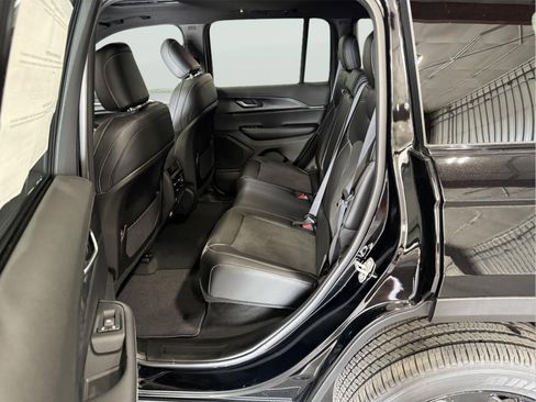 New 2025 Jeep Grand Cherokee Altitude image 23