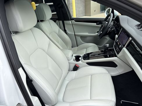 Used 2023 Porsche Macan AWD/4WD image 33