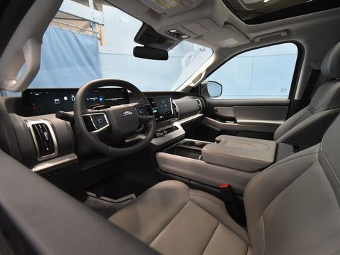 Used 2025 Ford Expedition Active image 2