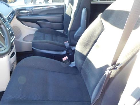 Used 2019 Dodge Grand Caravan SE w/ UConnect Hands-Free Group image 13