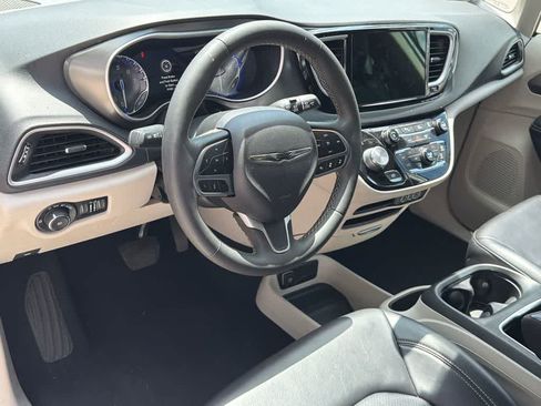 Used 2023 Chrysler Pacifica Touring-L FWD image 12