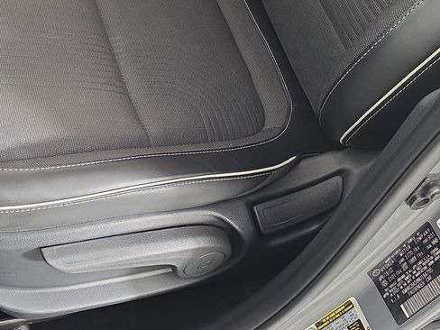 Used 2022 Hyundai Venue Limited image 34