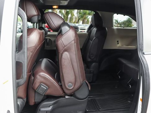 Used 2023 Toyota Sienna Platinum FWD image 36