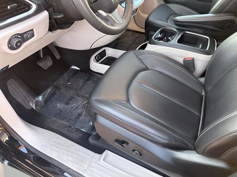 Certified 2024 Chrysler Pacifica Touring-L image 25