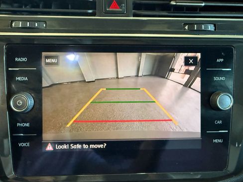 Used 2018 Volkswagen Tiguan SE w/ Panoramic Sunroof Package image 18