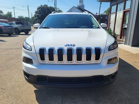 Used 2017 Jeep Cherokee Latitude FWD image 2
