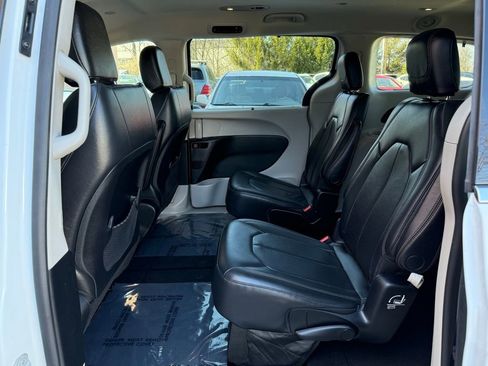 Used 2018 Chrysler Pacifica Touring-L image 12