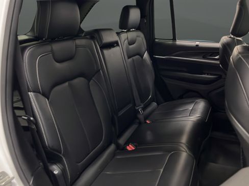 Certified 2024 Jeep Grand Cherokee Limited w/ Luxury Tech Group II AWD/4WD image 25