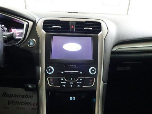 Used 2020 Ford Fusion SE image 12