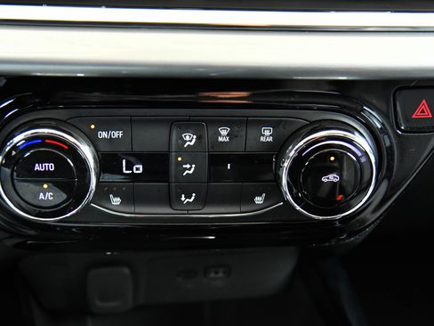 Used 2025 Chevrolet Trax LT w/ LT Convenience Package FWD image 24