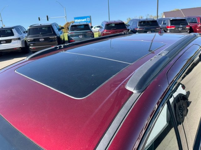 Used 2021 Chrysler Pacifica Limited w/ Uconnect Theater Family Group FWD image 5