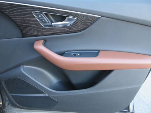 Used 2021 Audi Q8 Prestige w/ Prestige Package image 23