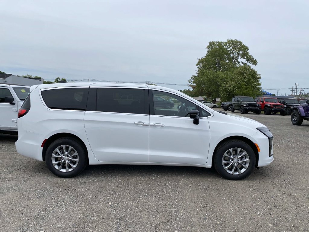 New 2027 Chrysler Pacifica Select AWD/4WD image 2