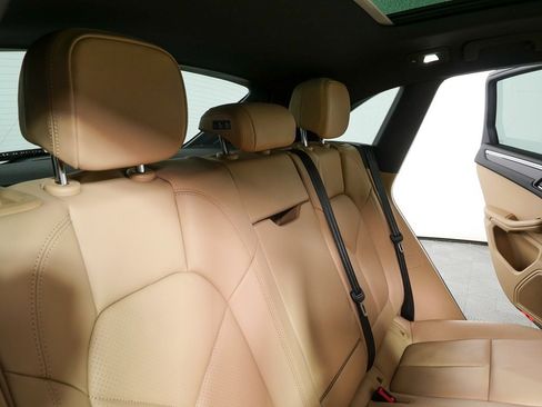 Certified 2025 Porsche Macan image 23