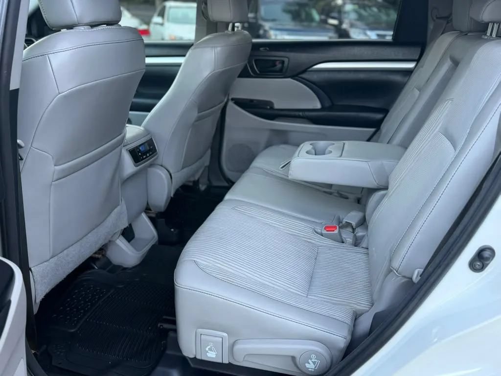 Used 2015 Toyota Highlander Plus AWD/4WD image 11