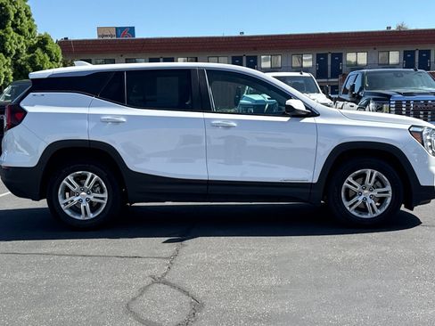 Used 2024 GMC Terrain SLE FWD image 3