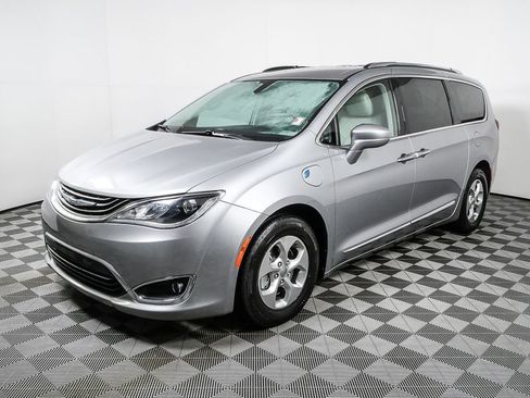 Used 2018 Chrysler Pacifica Touring-L image 3