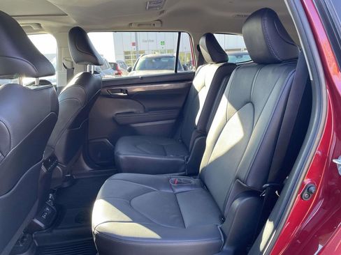Used 2023 Toyota Highlander Limited image 4