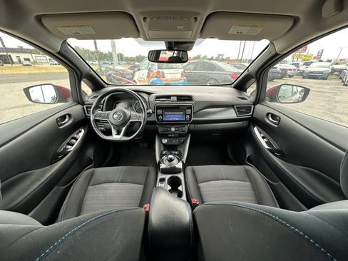 Used 2018 Nissan Leaf SV w/ SV Technology Package FWD image 2