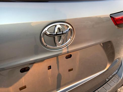 Used 2021 Toyota Highlander Limited FWD image 10