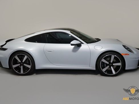 Used 2025 Porsche 911 Carrera image 4