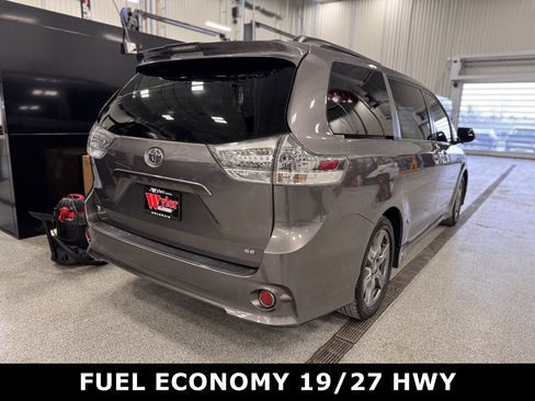 Used 2019 Toyota Sienna SE image 3