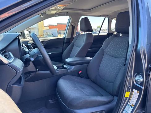 Used 2019 Toyota RAV4 XLE w/ Convenience Package AWD/4WD image 4