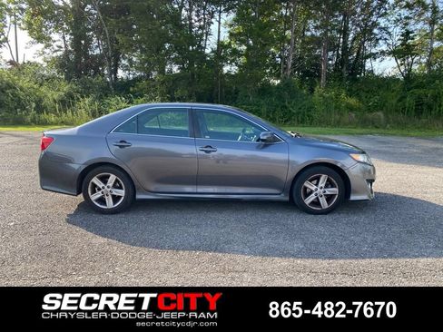 Used 2014 Toyota Camry SE FWD image 4