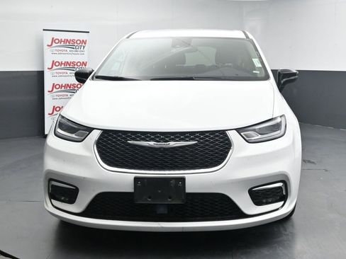Used 2024 Chrysler Pacifica Limited FWD image 3