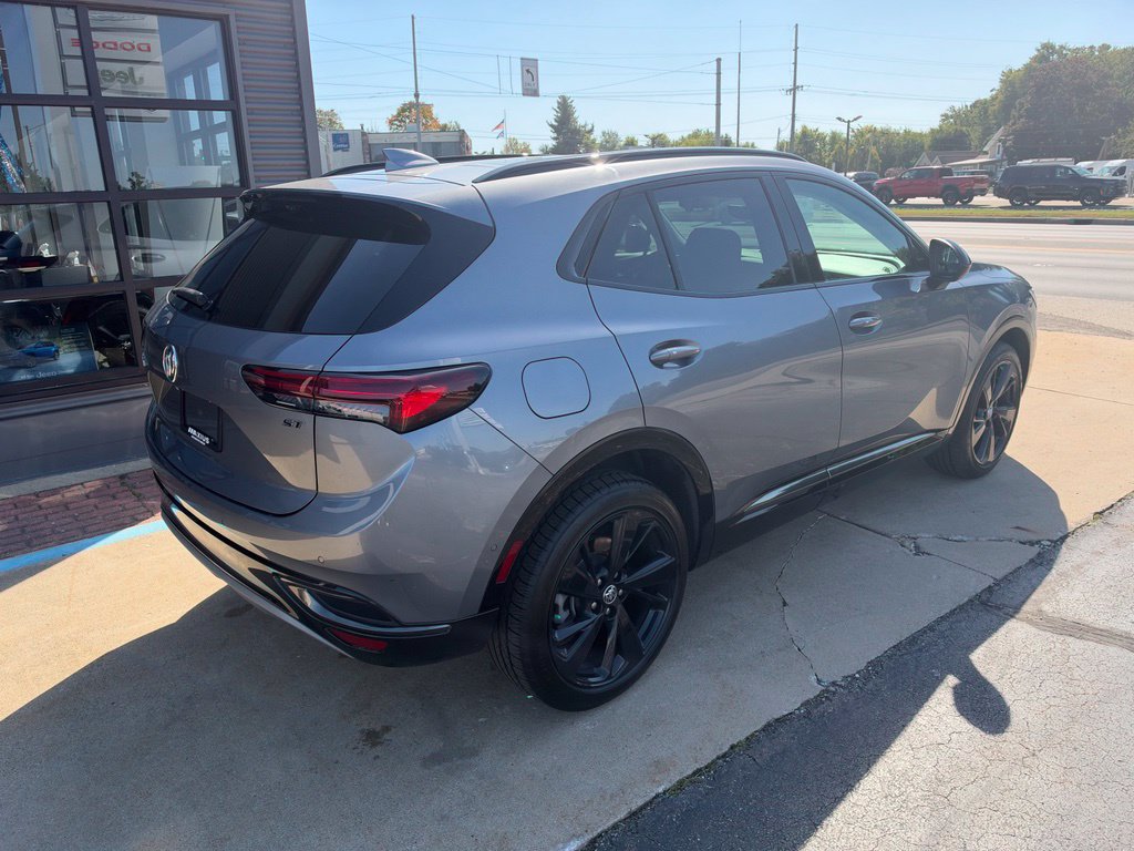 Used 2022 Buick Envision Essence w/ Technology Package II FWD image 4