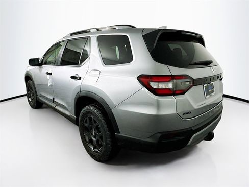 Used 2025 Honda Pilot TrailSport image 4
