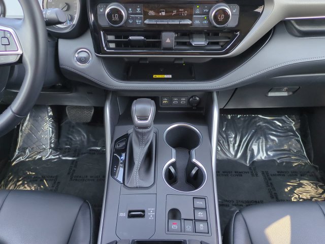 Used 2023 Toyota Highlander XLE AWD/4WD image 19