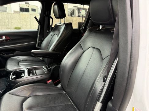 Used 2020 Chrysler Pacifica Touring-L FWD image 17