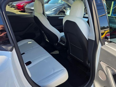 Used 2022 Tesla Model Y Long Range image 14