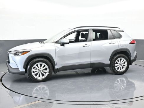 Used 2023 Toyota Corolla Cross LE image 2