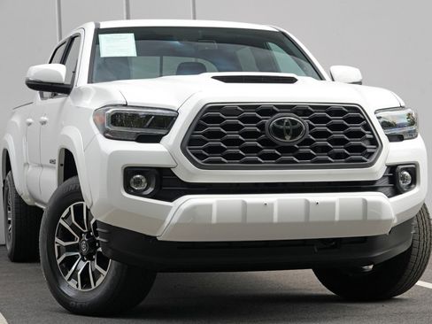 Used 2023 Toyota Tacoma TRD Sport w/ Black Out Package (TMS) AWD/4WD image 4