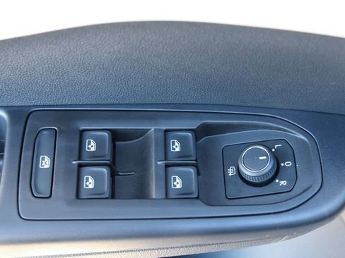 New 2026 Volkswagen Taos SE image 13