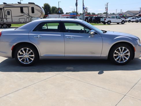 Used 2017 Chrysler 300 C AWD/4WD image 4